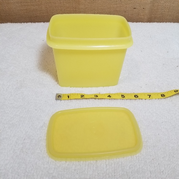 Vintage Tupperware 1243-9 Yellow Storage Container With Lid Pre Owned - Picture 3 of 5